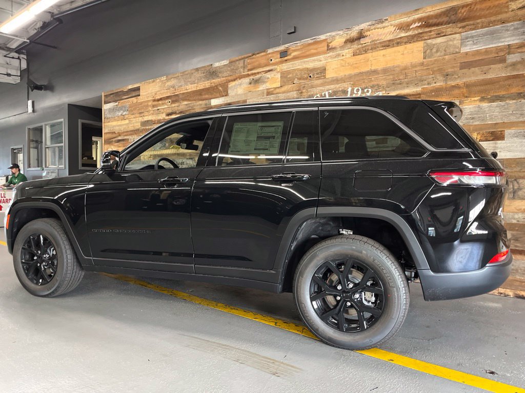 New 2026 Jeep Grand Cherokee Altitude AWD/4WD image 16