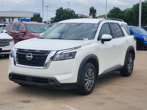 Used 2025 Nissan Pathfinder SV AWD/4WD image 3