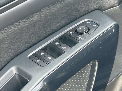 Used 2025 Nissan Pathfinder SV AWD/4WD image 17