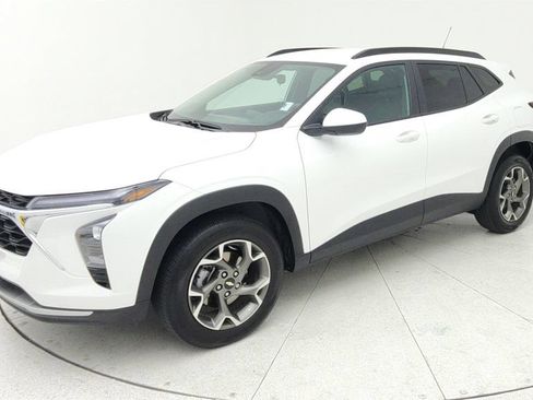 Certified 2025 Chevrolet Trax LT FWD image 3