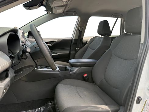 Used 2023 Toyota RAV4 XLE image 9