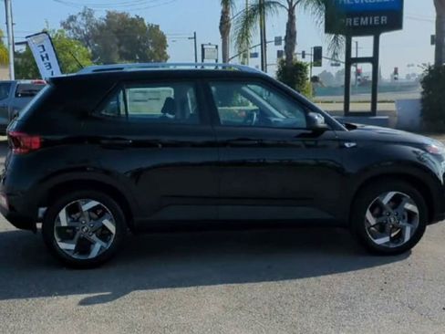 Used 2025 Hyundai Venue SEL image 9