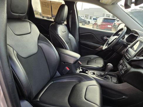 Certified 2019 Jeep Cherokee Latitude Plus w/ Comfort/Convenience Group image 25