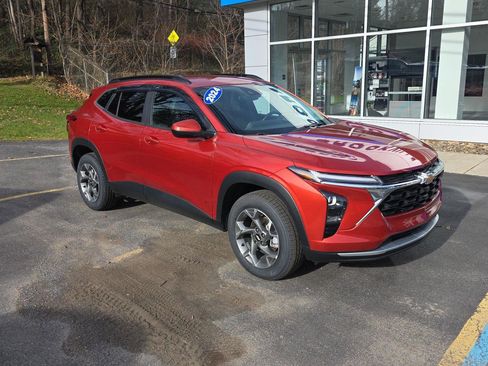 Used 2024 Chevrolet Trax LT w/ Driver Confidence Package image 2