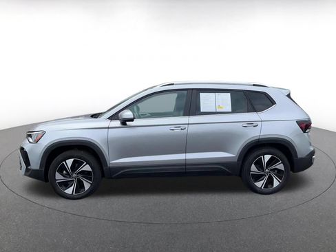Used 2026 Volkswagen Taos SE AWD/4WD image 9