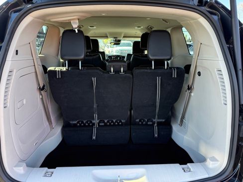 Used 2023 Chrysler Pacifica Touring-L image 8