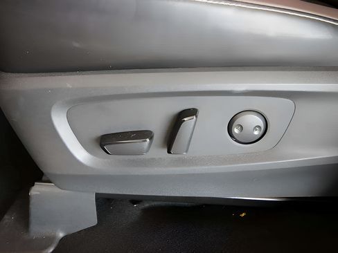 Used 2023 Nissan Pathfinder Platinum w/ Lighting Package (N93) FWD image 33