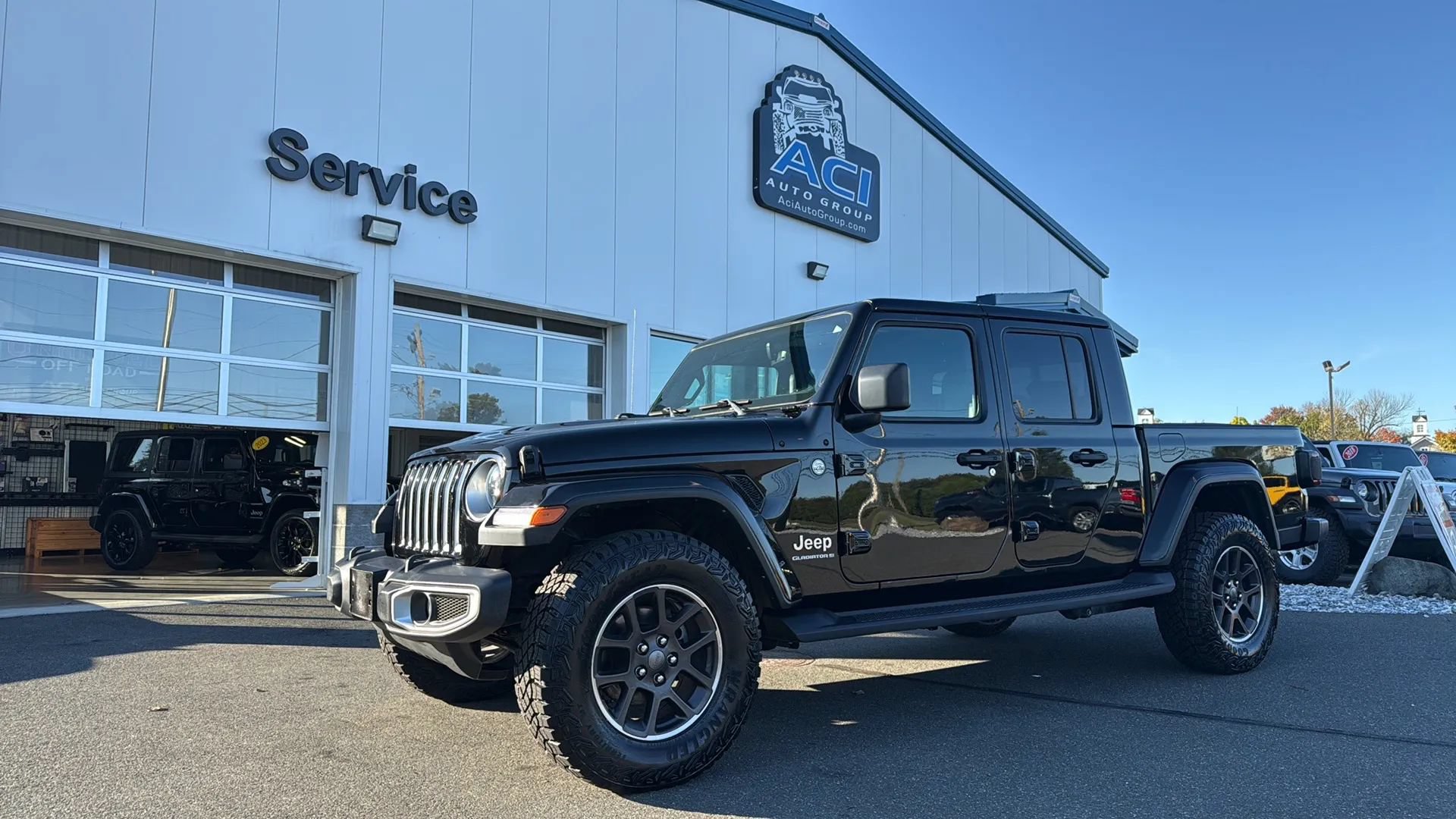Used 2023 Jeep Gladiator Overland w/ LED Lighting Group AWD/4WD image 1