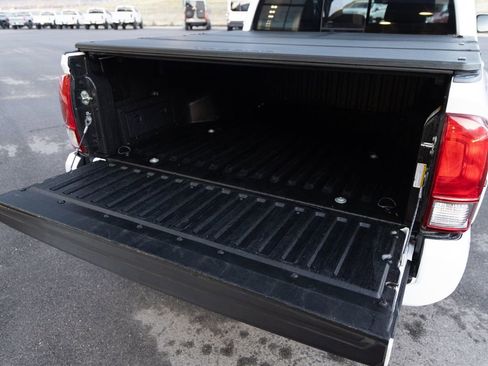 Used 2017 Toyota Tacoma TRD Sport image 12