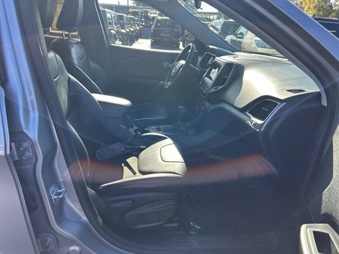 Used 2020 Jeep Cherokee Latitude Plus AWD/4WD image 24