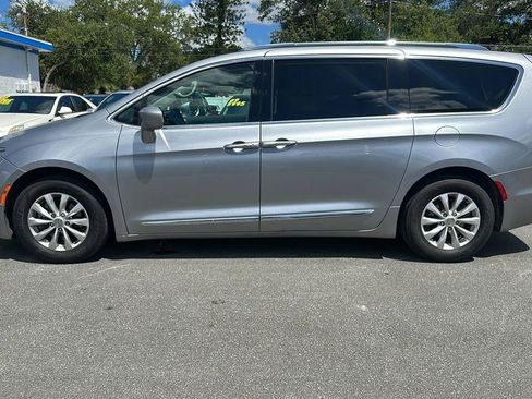 Used 2019 Chrysler Pacifica Touring-L FWD image 14
