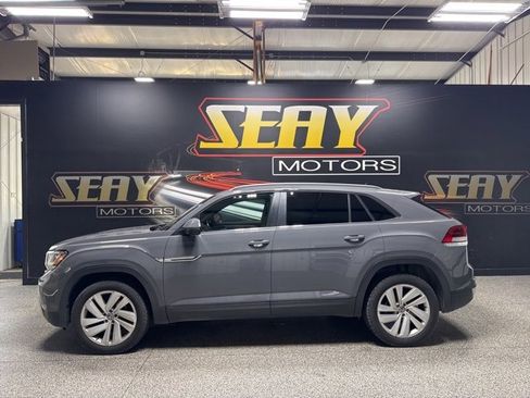 Used 2020 Volkswagen Atlas Cross Sport SE image 2