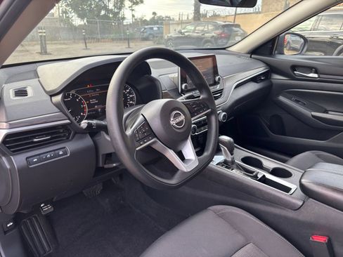 Used 2025 Nissan Altima 2.5 SV FWD image 35