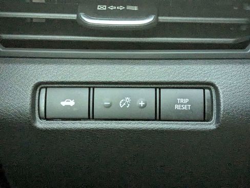 Used 2025 Nissan Altima 2.5 SV FWD image 24