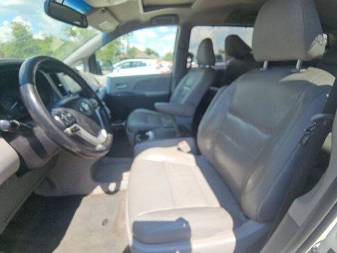 Used 2017 Toyota Sienna XLE w/ XLE Navigation Package FWD image 8