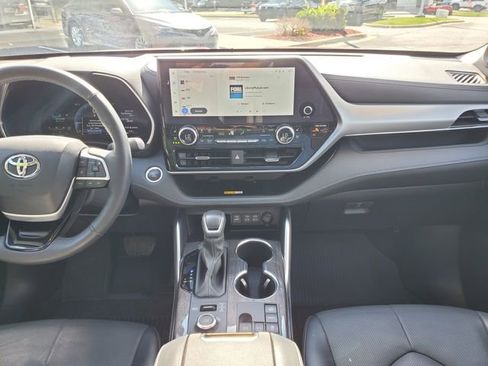 Used 2024 Toyota Highlander Platinum AWD/4WD image 15