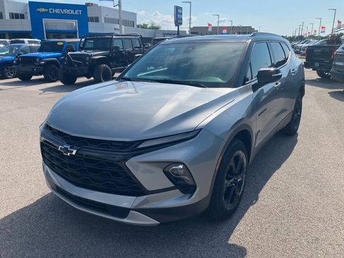 Used 2023 Chevrolet Blazer LT w/ Sound & Technology Package FWD image 3