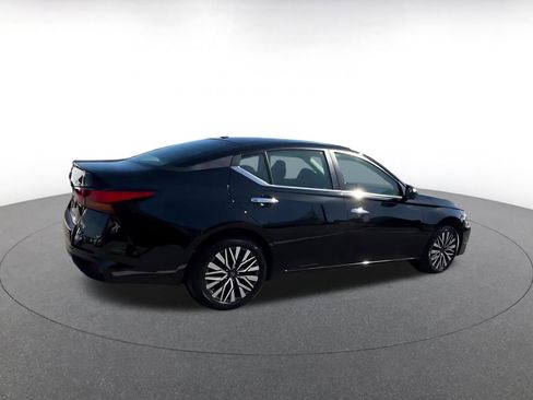 Used 2025 Nissan Altima 2.5 SV FWD image 15