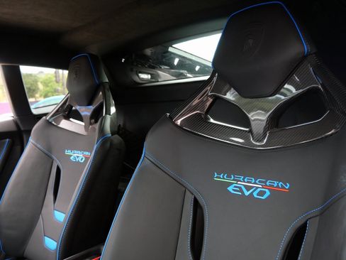 Used 2023 Lamborghini Huracan EVO image 18