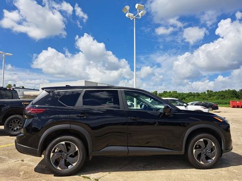 Used 2025 Nissan Rogue SV FWD image 4