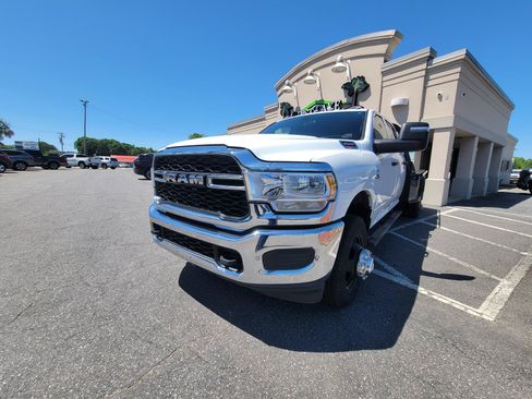Used 2023 RAM 3500 Tradesman w/ Chrome Appearance Group AWD/4WD image 7