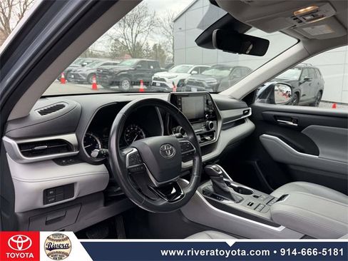 Used 2020 Toyota Highlander XLE image 11