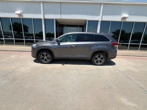 Used 2019 Toyota Highlander Plus FWD image 4