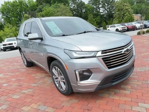 Used 2023 Chevrolet Traverse High Country FWD image 3