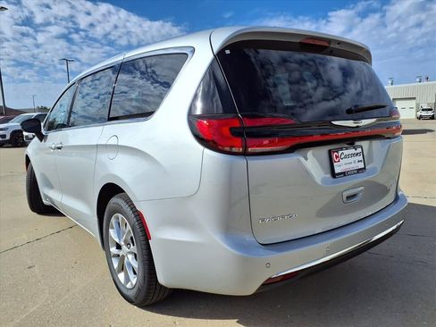New 2026 Chrysler Pacifica Limited image 28