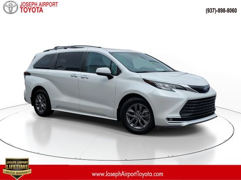 Used 2023 Toyota Sienna XLE image 1