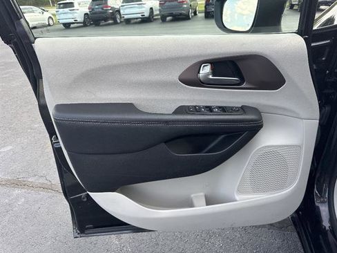 Used 2023 Chrysler Voyager LX image 7