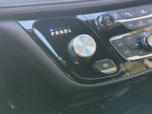Used 2021 Chrysler Pacifica Touring w/ S Appearance Package FWD image 12