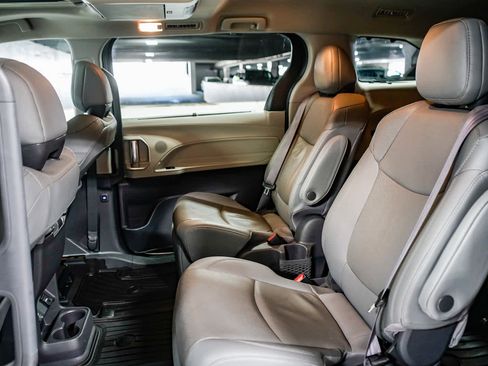 Used 2021 Toyota Sienna Limited image 20