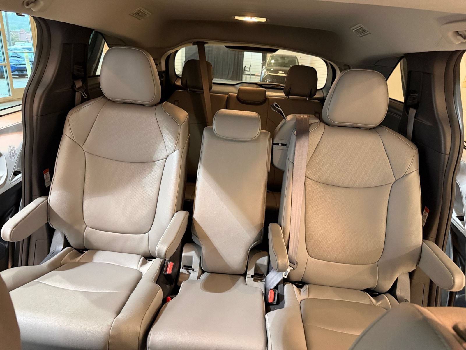 Used 2025 Toyota Sienna XLE FWD image 40