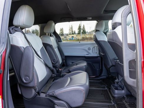 Used 2022 Toyota Sienna XSE FWD image 15