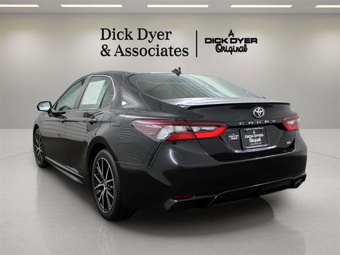 Used 2021 Toyota Camry SE image 6