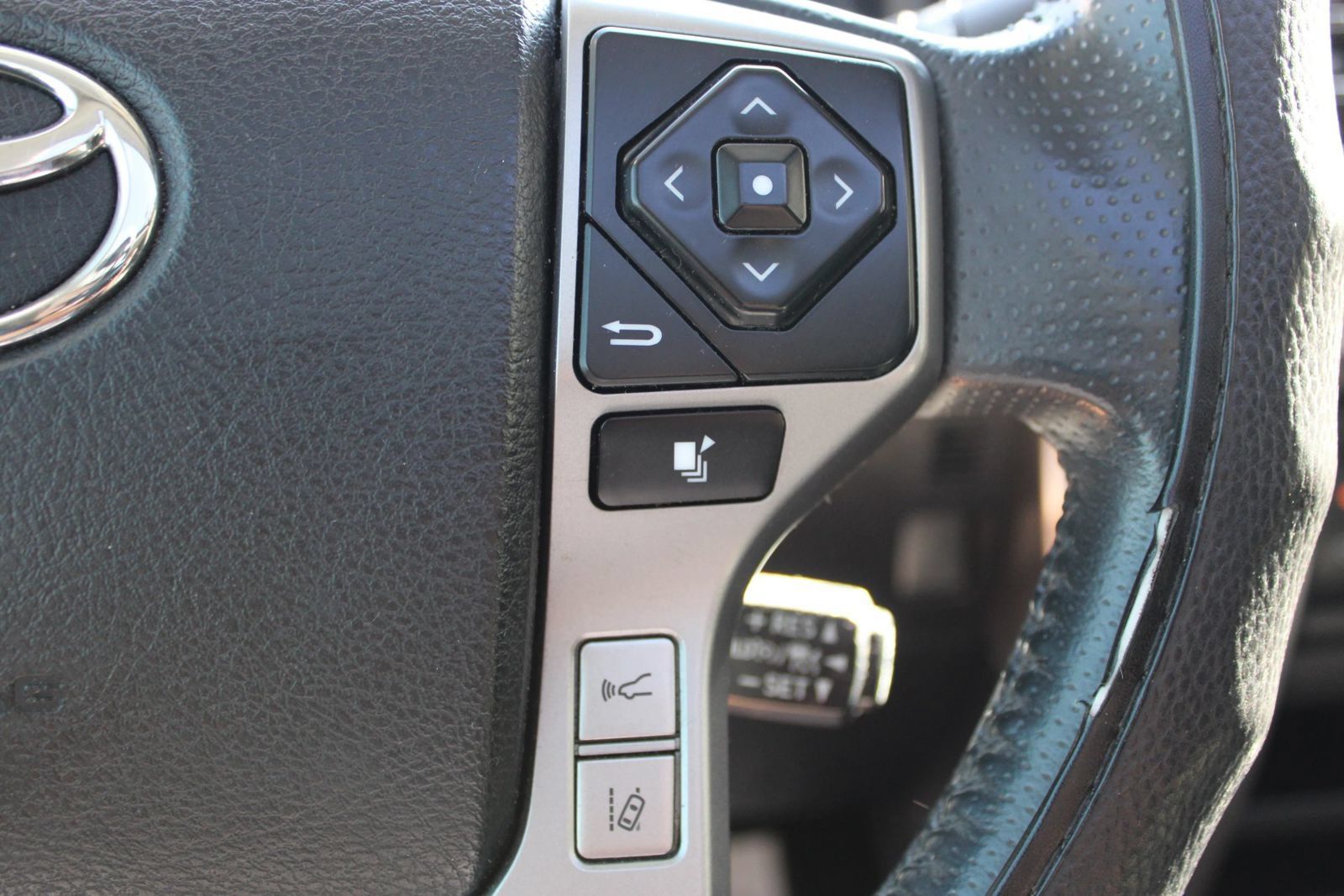 Used 2020 Toyota 4Runner SR5 Premium w/ Moonroof Package RWD image 26
