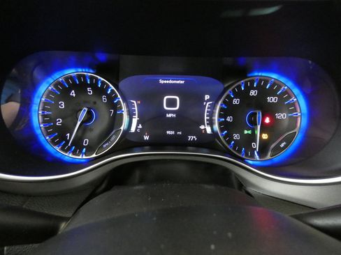 Used 2024 Chrysler Pacifica Pinnacle FWD image 25