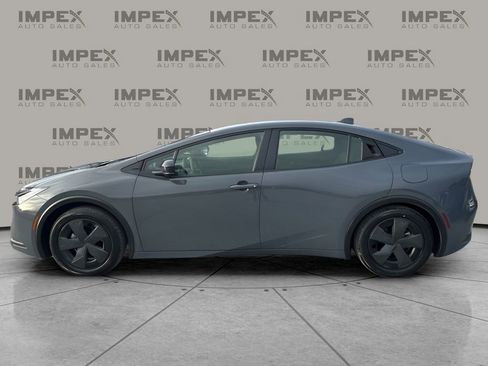 Used 2025 Toyota Prius LE image 2