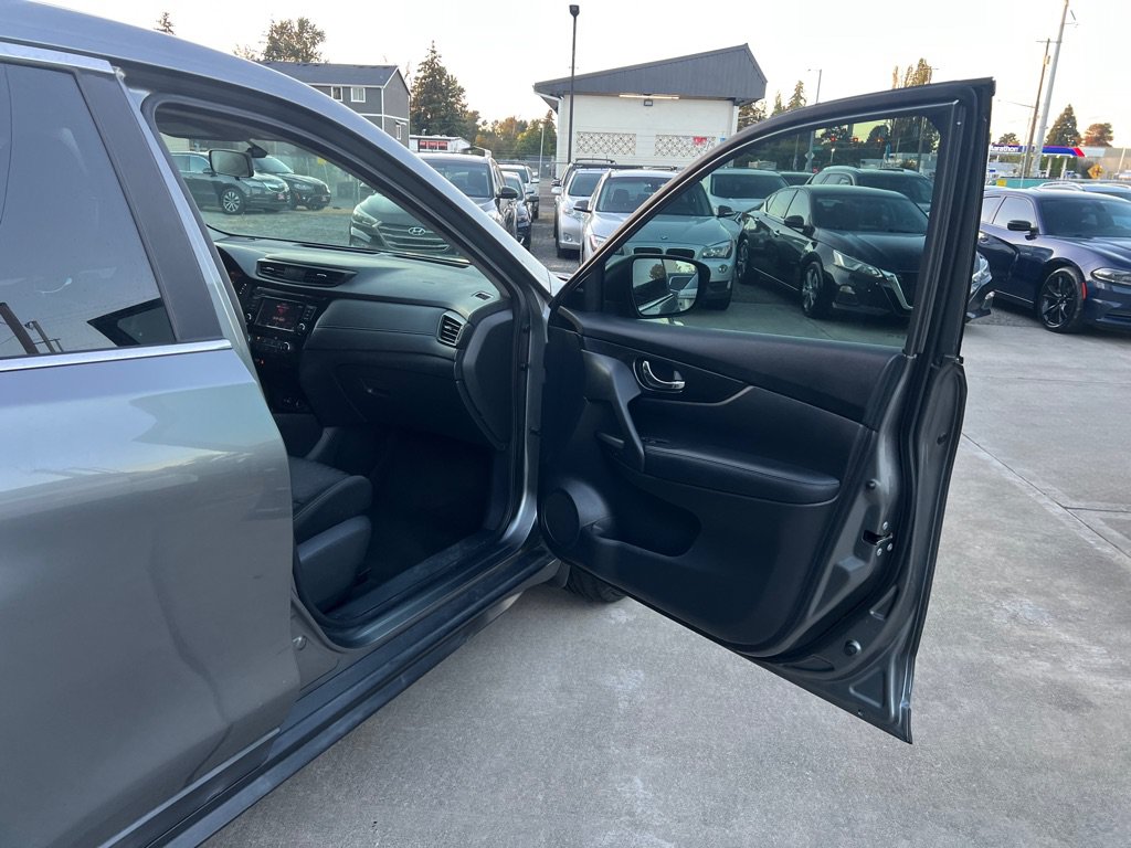 Used 2018 Nissan Rogue S FWD image 16