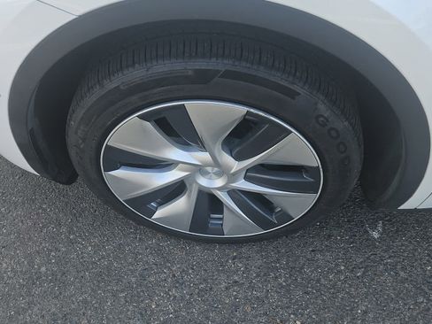 Used 2021 Tesla Model Y Long Range image 3