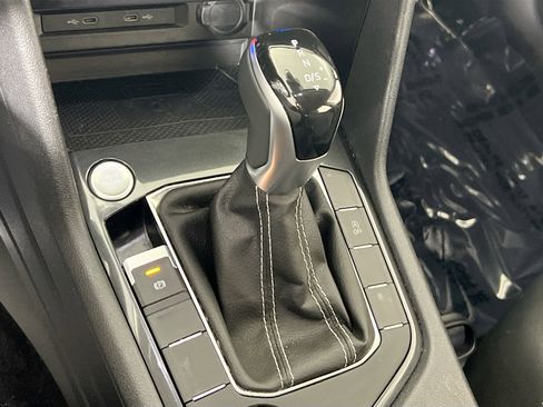 Used 2022 Volkswagen Tiguan SE image 16