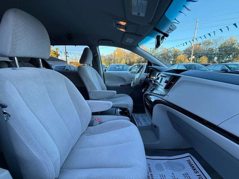 Used 2013 Toyota Sienna LE image 53