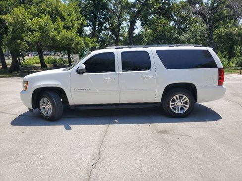 Used 2014 Chevrolet Suburban LT image 3