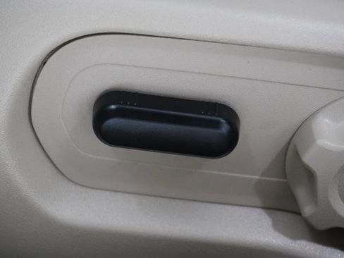 Used 2018 Ford Taurus SE image 13