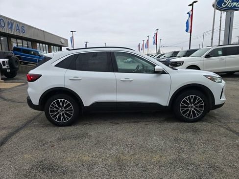 Used 2023 Ford Escape SE image 2