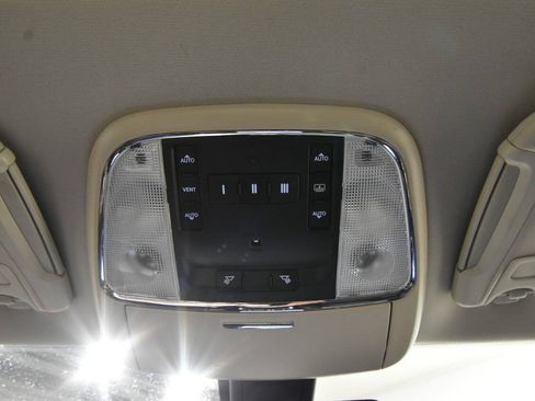 Used 2018 Chrysler 300 Touring L AWD/4WD image 32