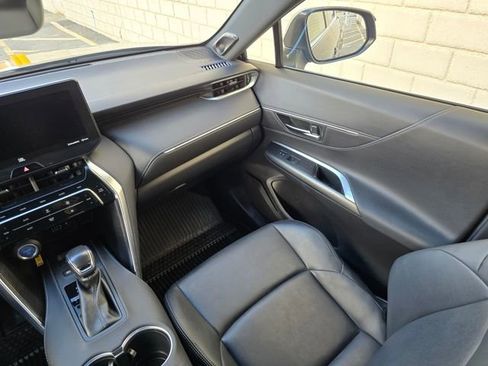 Used 2022 Toyota Venza XLE image 32