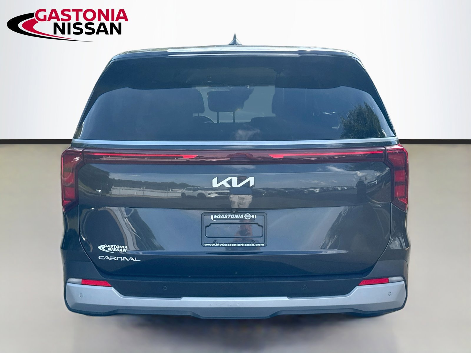 Used 2025 Kia Carnival FWD image 7