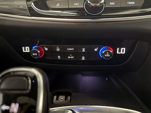 Used 2019 Buick Enclave Essence AWD/4WD image 31
